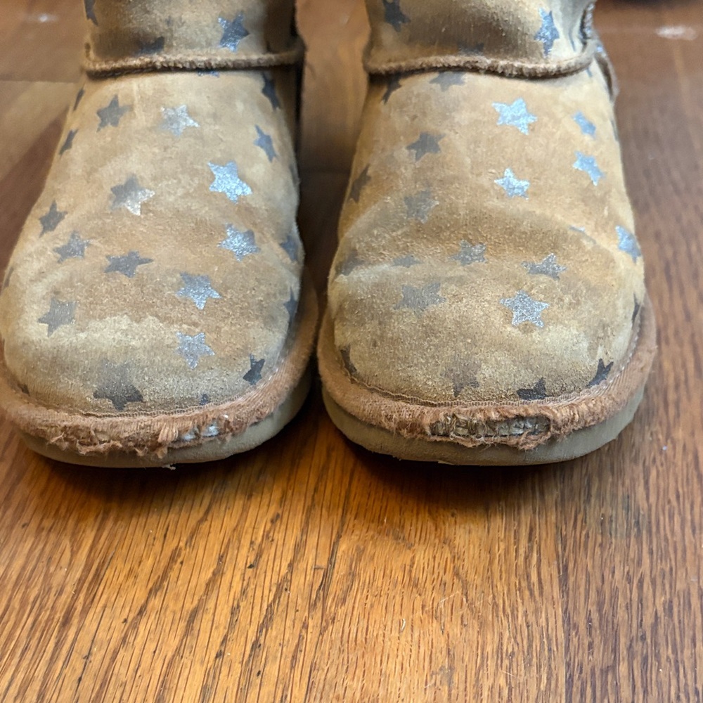 UGG Tan Star Patterned Boots - Picture 4 of 6